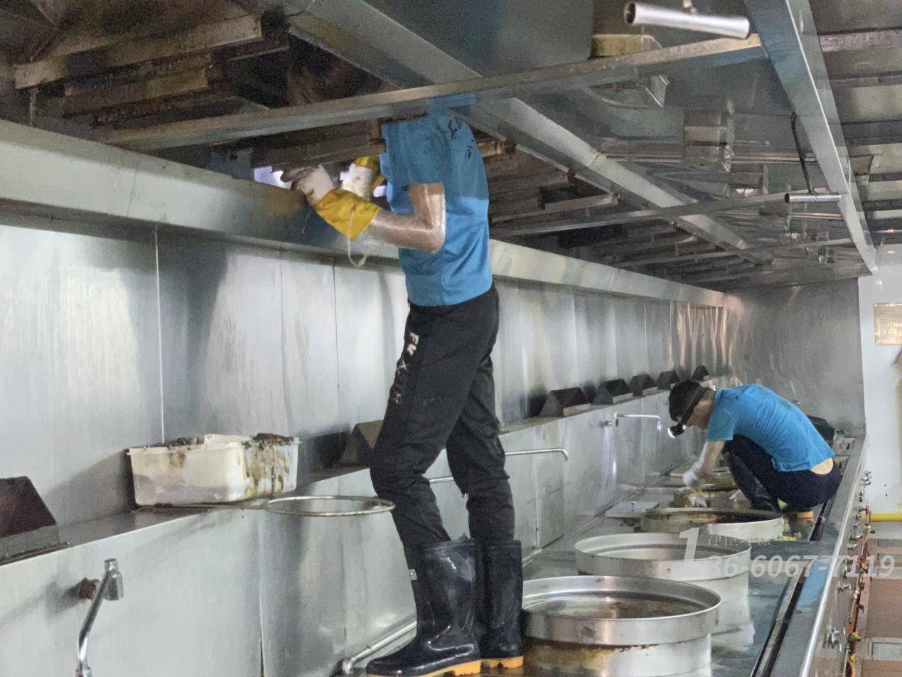 深圳饭店抽油烟机清洗 为何专业团队是首选？这家高评分保洁公司为你揭秘
